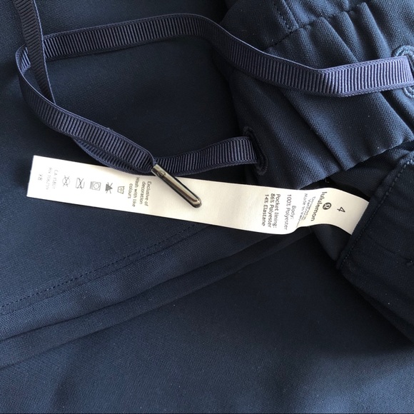 Lululemon On The Fly Crop Sz4 True Navy - Picture 8 of 11